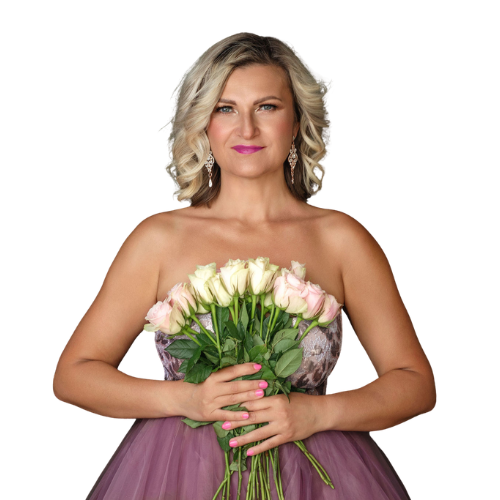 pewna siebie kobieta Justyna Krajewska, która przeszła swoją drogę rozwoju osobistego i teraz pomaga innym kobietom być pewnymi siebie i kochającymi siebie.